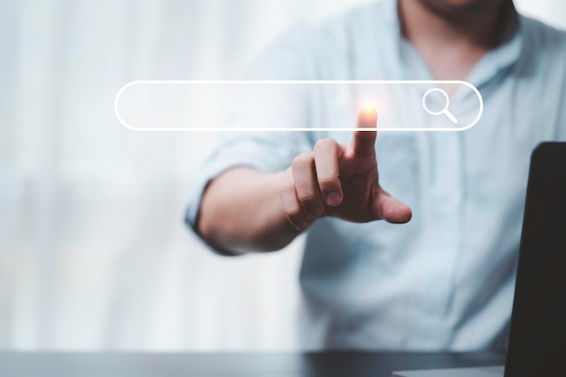 Tocar a mano con el icono de búsqueda para la optimización del motor de búsqueda o el concepto SEO para encontrar información por conexión a Internet