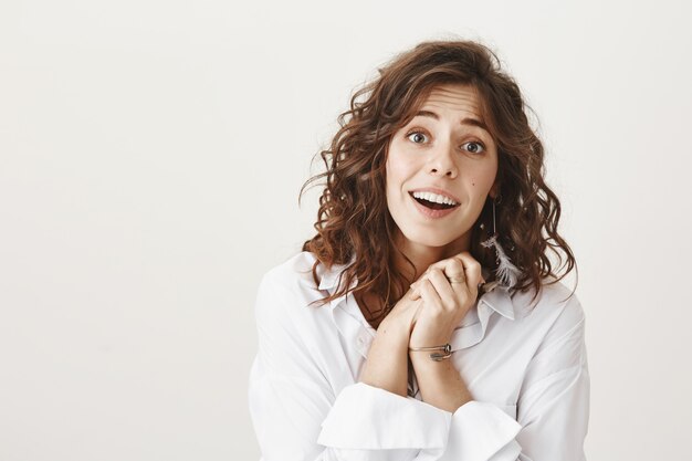 Tocó a mujer muy sonriente mirando algo adorable