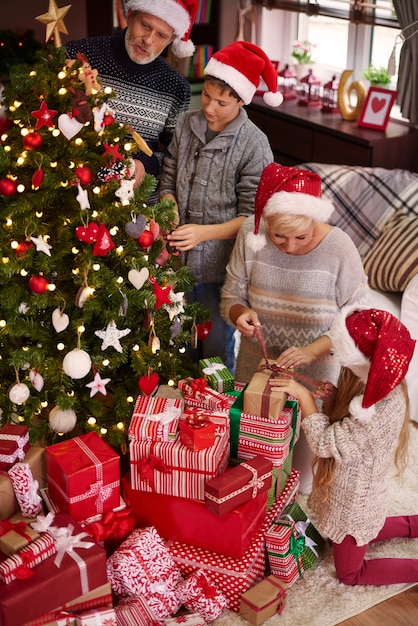 Toda la familia alrededor del árbol de Navidad