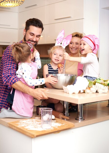 Toda la familia ocupada en la cocina