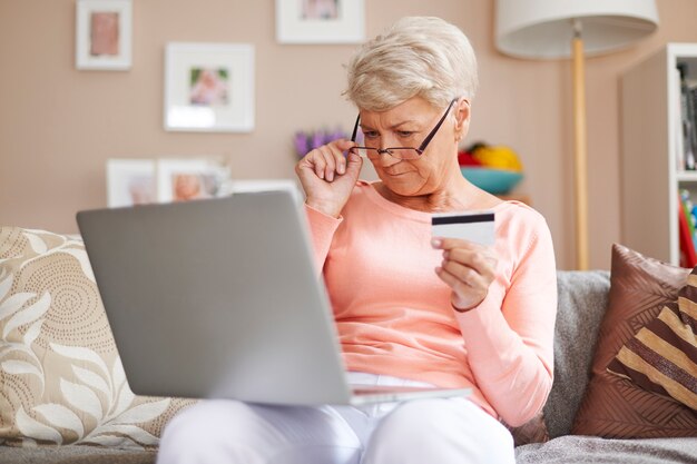 En todas las edades puedes pagar las compras con tarjeta de crédito.
