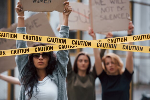 Todo está en acción. Grupo de mujeres feministas al aire libre protesta por sus derechos