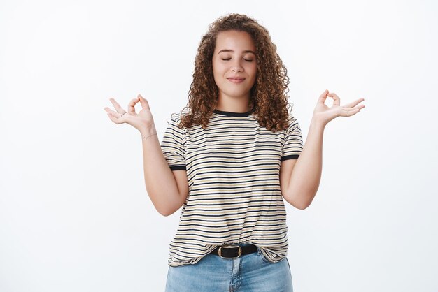 Todo zen Encantador aliviado relajado meditando chica regordeta sin molestias sonriendo ojos cerrados de pie postura de loto alcanzar el nirvana práctica de respiración yoga ganar paciencia coraje