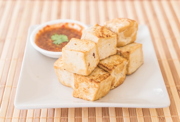 Foto gratuita tofu frito - comida sana