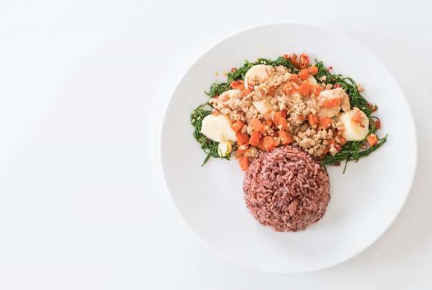 Tofu salteado, almeja trepadora, carne picada de cerdo y soja con arroz de bayas