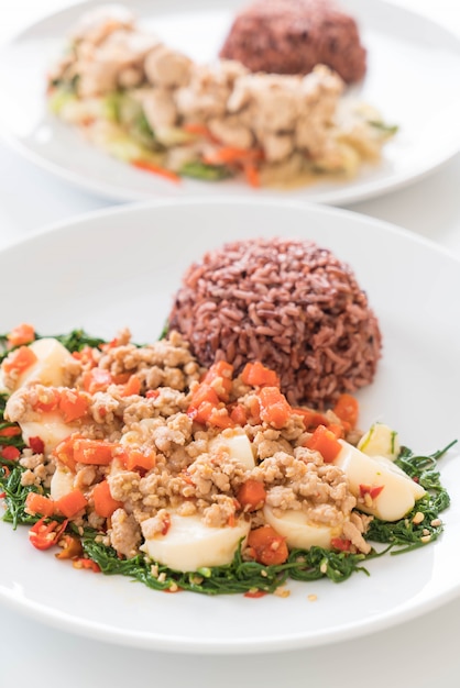 Tofu salteado, almeja trepadora, carne picada de cerdo y soja con arroz de bayas