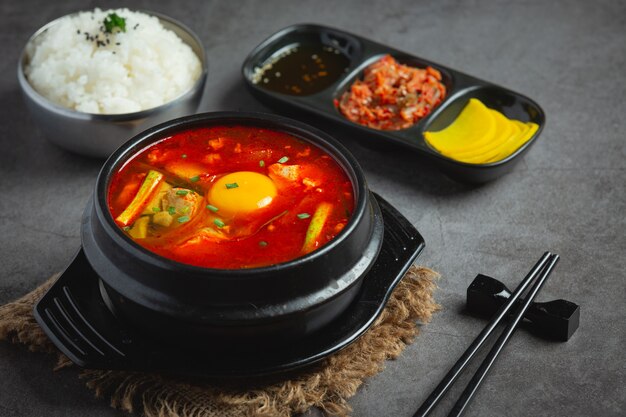 Tofu y yema hervidos en sopa picante