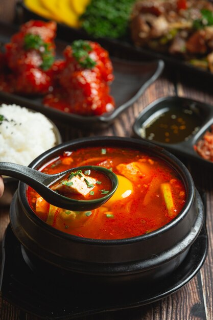 Tofu y yema hervidos en sopa picante