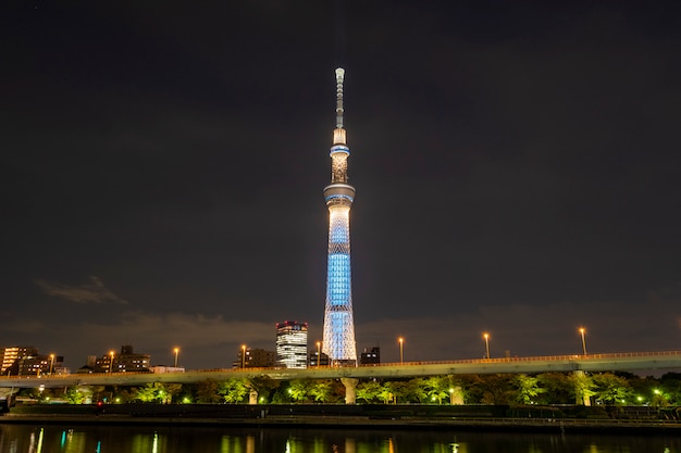 Foto gratuita tokyo skytree en la noche en japón