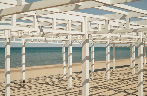 Toldos de madera de playa en una playa de arena vacía enfoque selectivo Vacaciones en el balneario