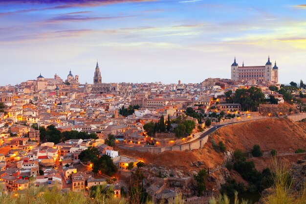 Toledo de la colina en la mañana de verano