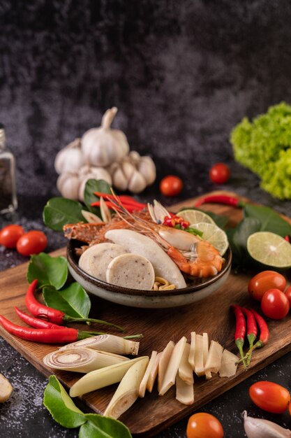 Tom yum con camarones y cangrejo con lima, chile, tomate, ajo, limoncillo y hojas de lima kaffir. Enfoque selectivo.