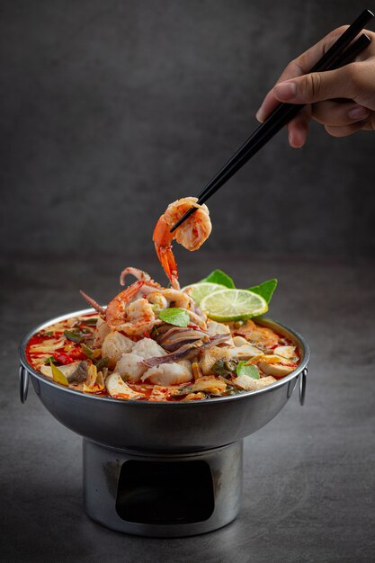 Tom Yum mariscos mezclados en sopa espesa Hot Pot comida tailandesa picante.