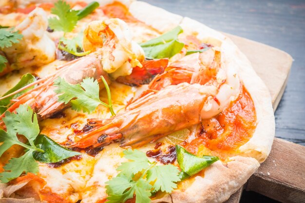 Tom yum pizza