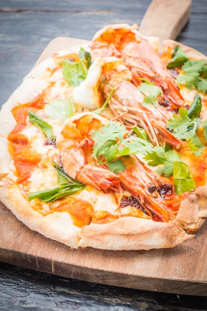 Tom yum pizza