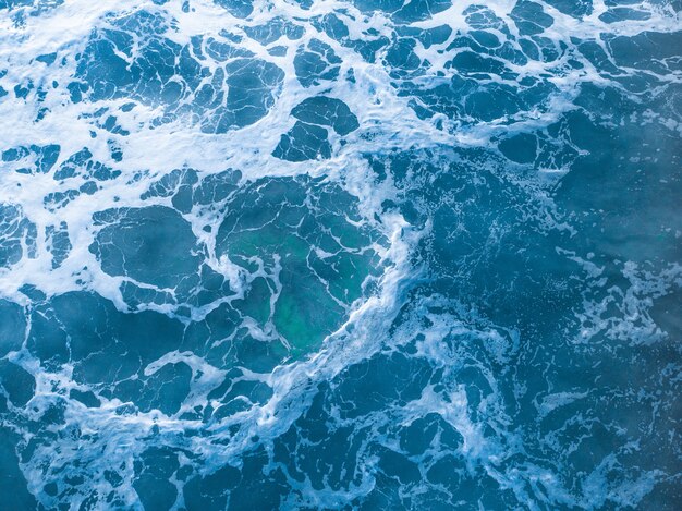 Toma aérea aérea de un mar azul ondulado, perfecta para dispositivos móviles