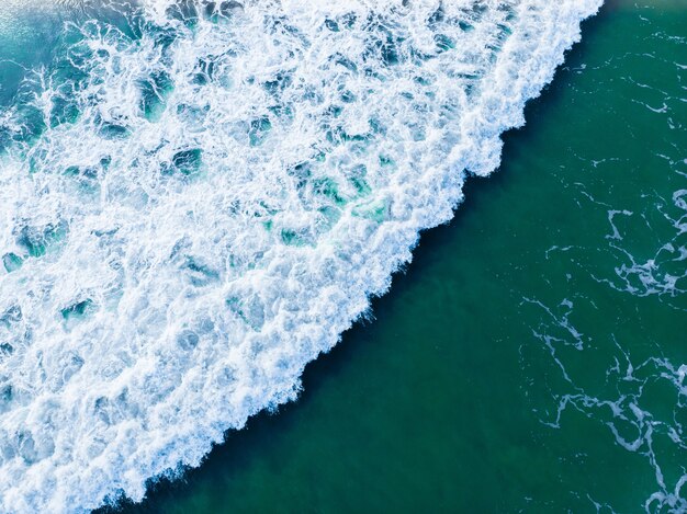 Toma aérea aérea de un mar azul ondulado