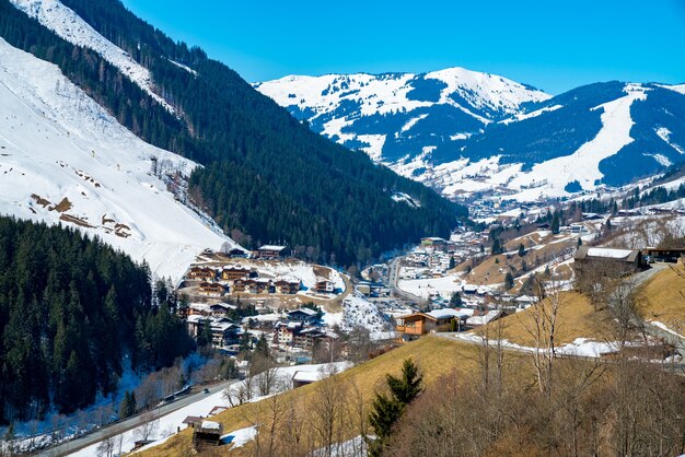 Toma aérea de la aldea de los Alpes austríacos durante un día de invierno
