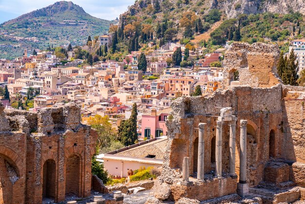 Toma aérea del antiguo teatro griego de Taormina