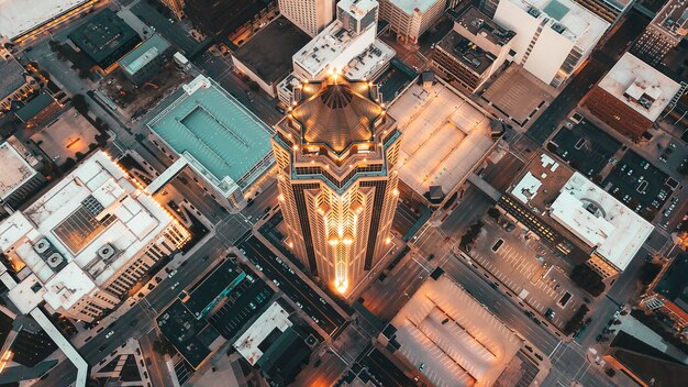 Toma aérea de la arquitectura moderna con rascacielos y otros edificios comerciales