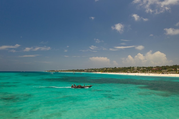 Toma aérea del barco de la costa y los fondos marinos de la isla de Zanzíbar, Tanzania, África