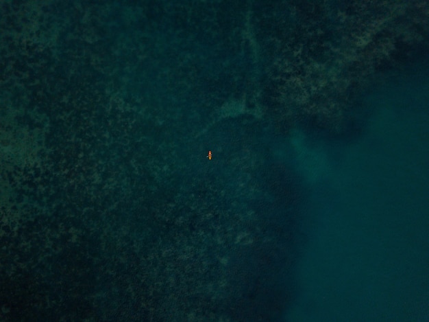 Toma aérea // Barco en el mar