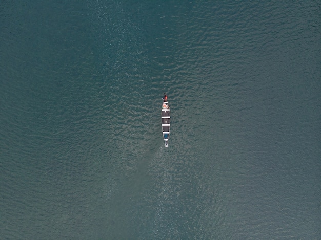 Toma aérea de un barco en el río Spiti, India