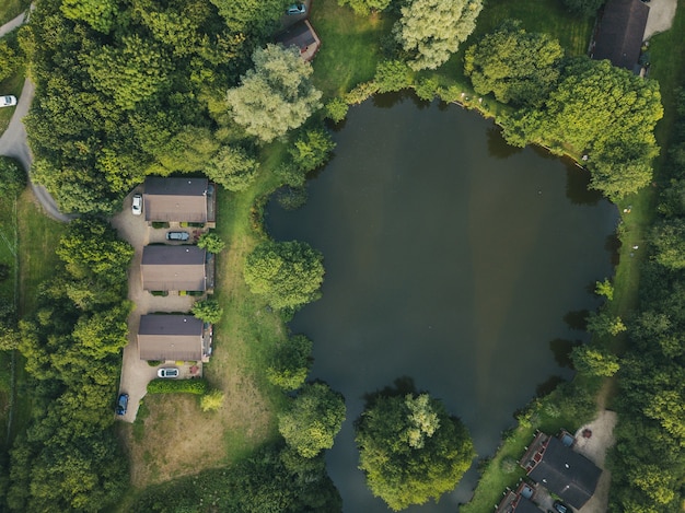 Toma aérea de cabañas en Devon, Reino Unido