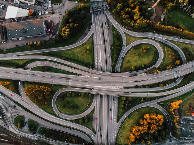 Toma aérea de caminos sinuosos rodeados de parques en medio de la ciudad.