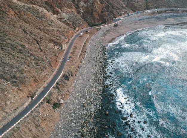 Toma aérea de la carretera cerca del mar.