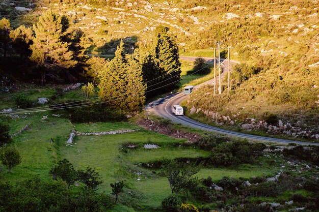 Toma aérea de una carretera en la naturaleza en Gourdon Cote d'Azur