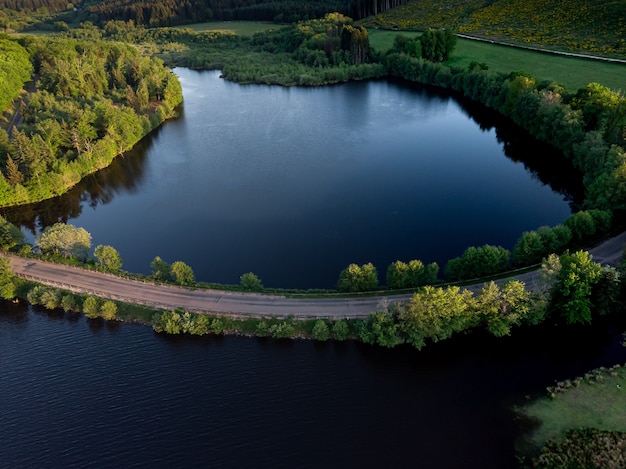 Una toma aérea de una carretera vacía sobre el río.