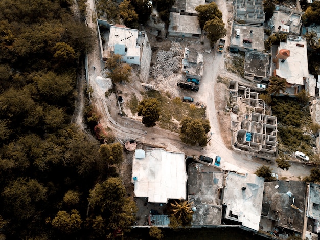 Toma aérea de carreteras en medio de edificios antiguos cerca de árboles