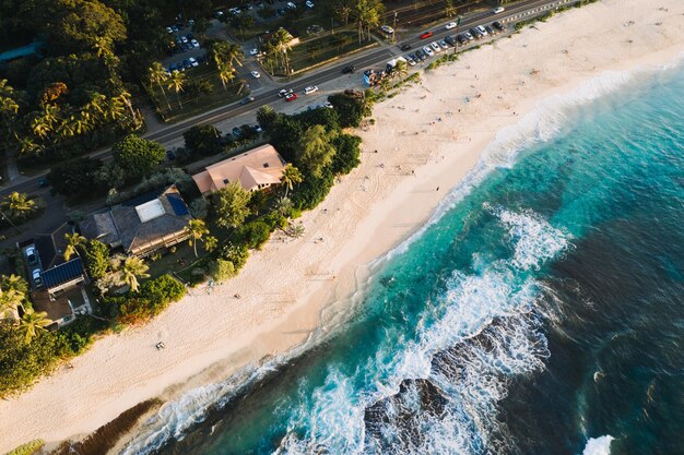 Toma aérea de casas y carreteras cerca de la playa.