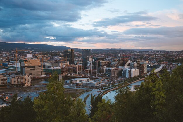 Toma aérea de las casas y edificios de la ciudad de Oslo en Noway