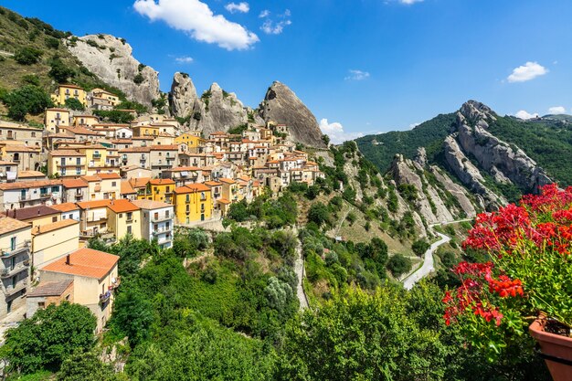 Toma aérea de Castelmezzano, Basilicata, Italia