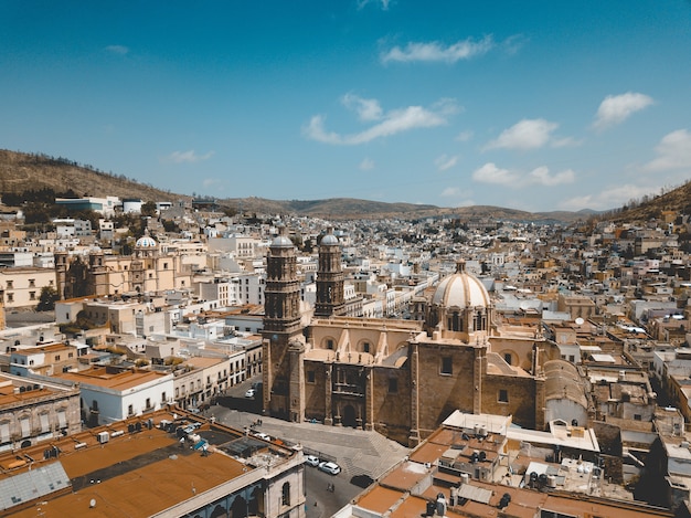 Toma aérea de la catedral de Zacatecas México bajo un cielo azul durante el día