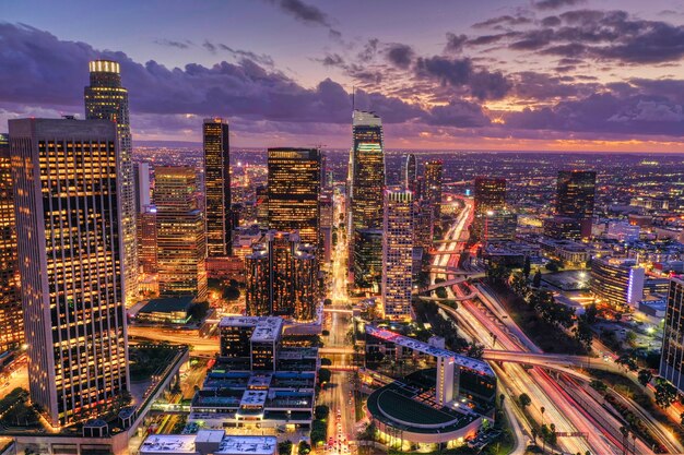 Toma aérea del centro de Los Ángeles por la noche