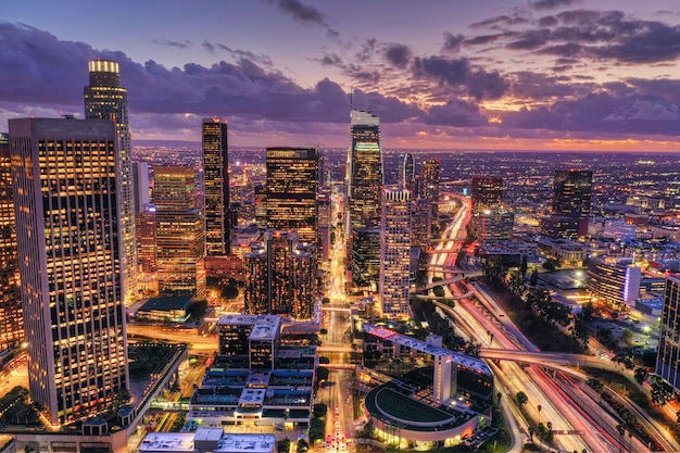 Toma aérea del centro de Los Ángeles por la noche