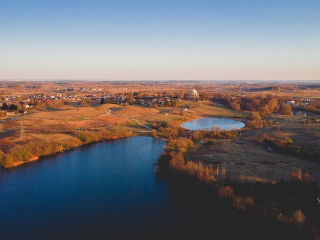 Toma aérea de una ciudad con lagos durante el otoño en los Estados Unidos