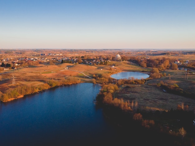 Toma aérea de una ciudad con lagos durante el otoño en los Estados Unidos