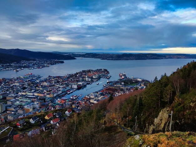 Toma aérea de la ciudad de la península de Bergen, Noruega, bajo un cielo nublado