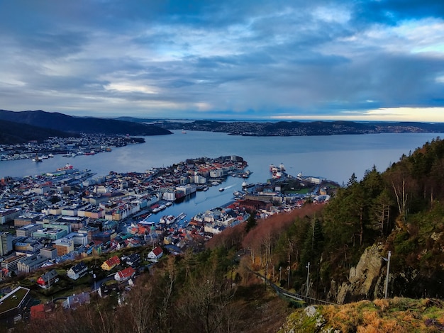 Toma aérea de la ciudad de la península de Bergen, Noruega, bajo un cielo nublado