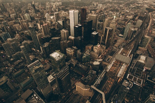 Toma aérea de una ciudad urbana al amanecer