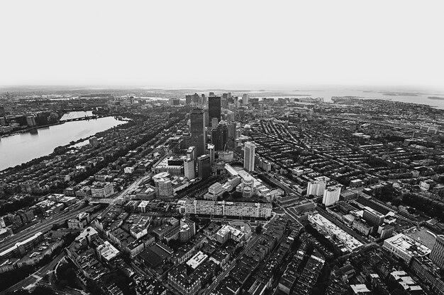 Toma aérea de una ciudad urbana en blanco y negro