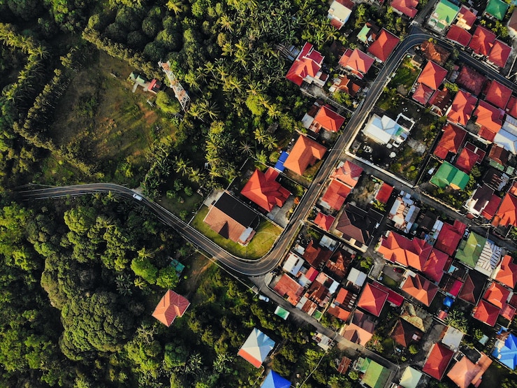 Foto gratuito toma aérea de coloridos edificios rodeados de árboles.