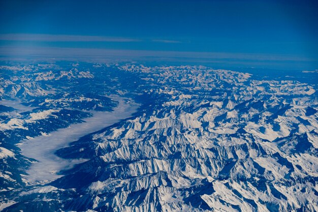 Toma aérea de cordilleras azules