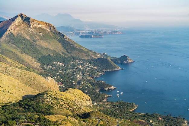 Toma aérea de la costa calabresa de Maratea, Basilicata, Italia