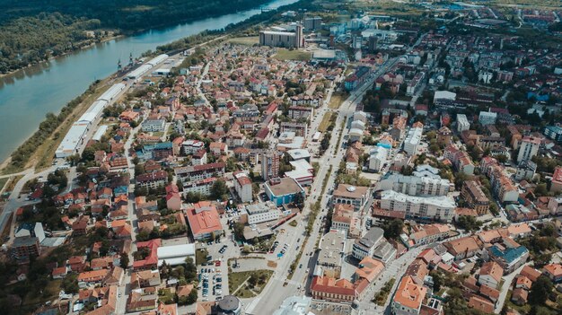 Toma aérea del distrito de Brcko lleno de pequeños edificios en un día soleado