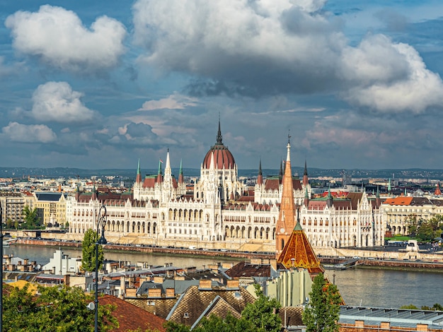 Toma aérea del edificio del parlamento húngaro en Budapest, Hungría, bajo un cielo nublado